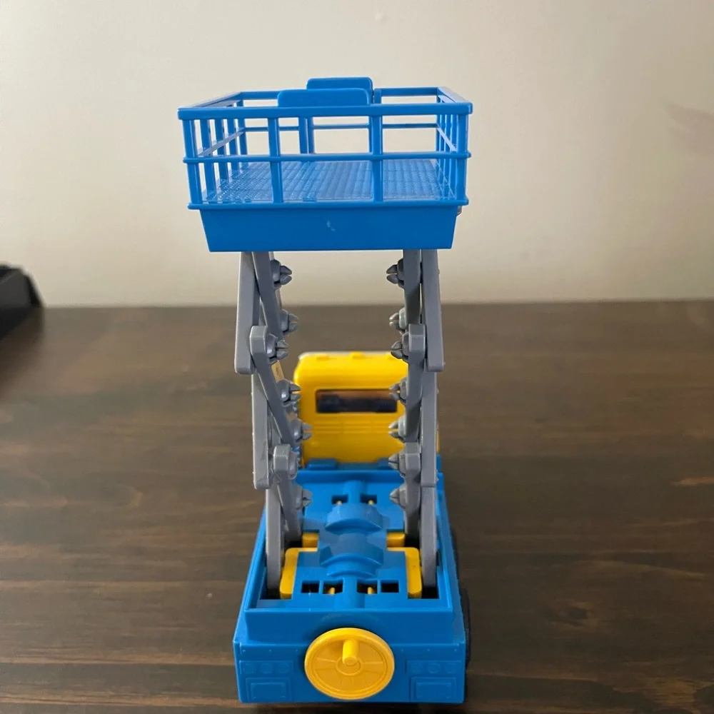 Driven by BATTAT Scissor Lift Truck W/ Lights & Sounds. - Picture 3 of 6